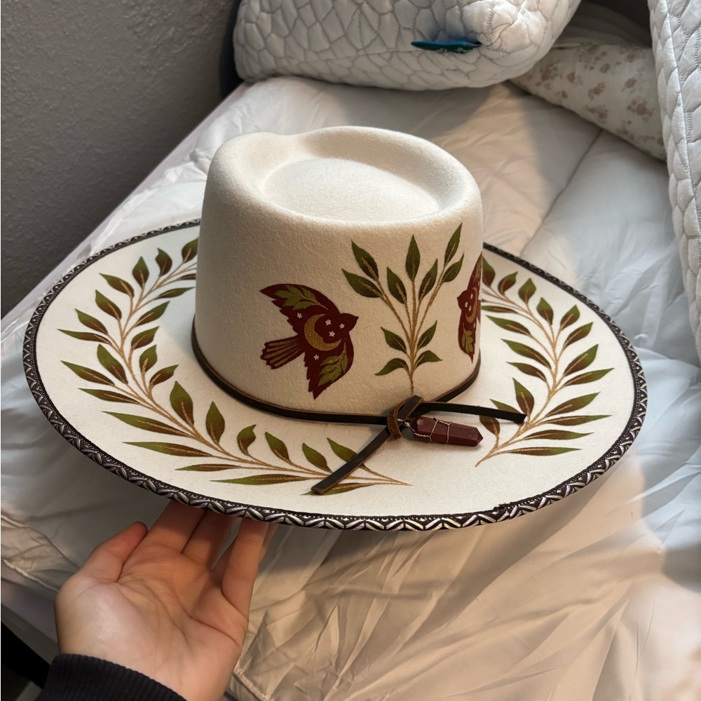 Elegant Cream Hat with Bird and Leaf Design